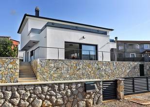 Thumbnail von Villa mit Swimmingpool und Blick auf das Meer