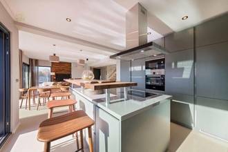 Thumbnail von Moderne Doppelhaushälfte mit Pool und Meerblick