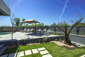 Thumbnail von Moderne Doppelhaushälfte mit Pool und Meerblick