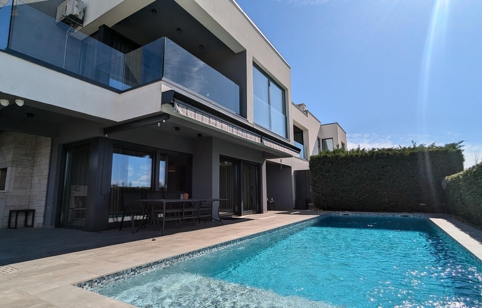 Moderne Doppelhaushälfte mit Pool und Meerblick