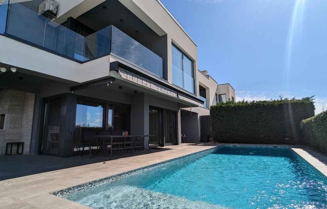 Moderne Doppelhaushälfte mit Pool und Meerblick