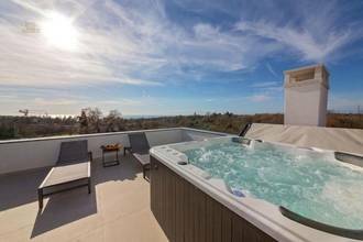 Thumbnail von Moderne Doppelhaushälfte mit Pool und Meerblick