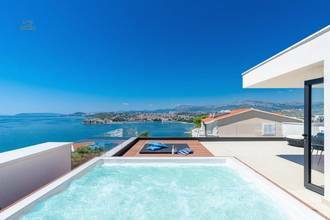 Thumbnail von Moderne Luxusvilla mit Pool und Panorama-Meerblick