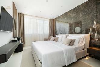 Thumbnail von Moderne Luxusvilla mit Pool und Panorama-Meerblick