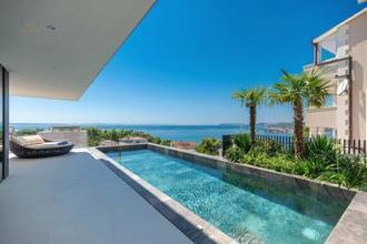 Thumbnail von Moderne Luxusvilla mit Pool und Panorama-Meerblick