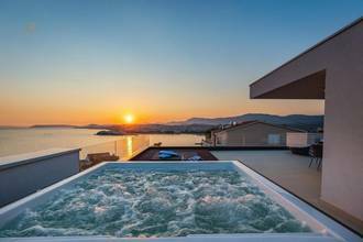 Thumbnail von Moderne Luxusvilla mit Pool und Panorama-Meerblick