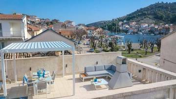 Thumbnail von Mediterranes Stadthaus mit Dachterrasse nahe dem Meer