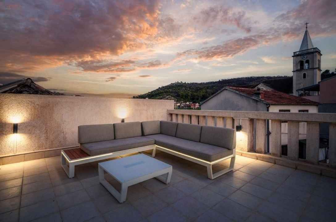 Mediterranes Stadthaus mit Dachterrasse nahe dem Meer