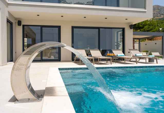 Moderne Neubau-Villa mit Panorama-Meerblick