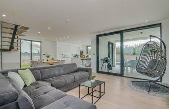 Thumbnail von Moderne Villa mit Swimmingpool