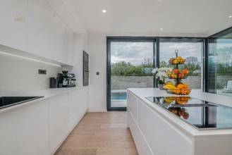 Thumbnail von Moderne Villa mit Swimmingpool