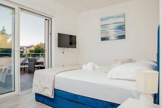 Thumbnail von Villa avec piscine, terrasse sur le toit et vue sur la mer