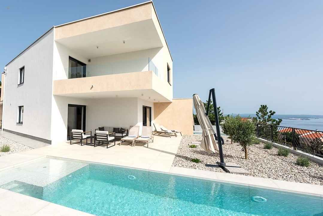 Moderne Doppelhaushälfte mit Pool und Meerblick