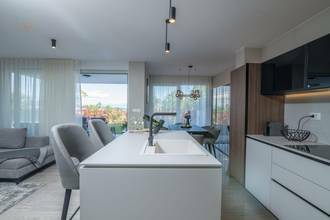 Thumbnail von Luxuriöse Wohnung mit Garten und Swimmingpool