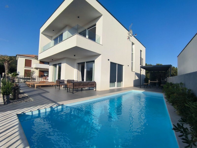 Modernes Haus mit Pool und Meerblick