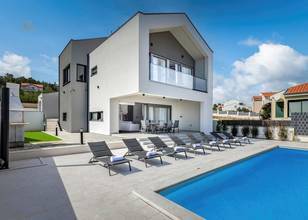 Thumbnail von Moderne Villa mit Pool in der 1. Reihe zum Meer