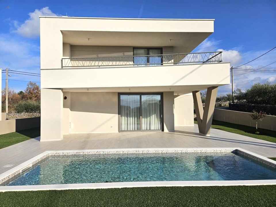 Moderne Villa mit Pool in ruhiger Lage