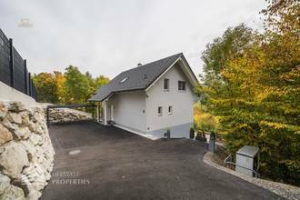 Thumbnail von Modernes, möbliertes Einfamilienhaus mit Garten und Pool in Ruhelage