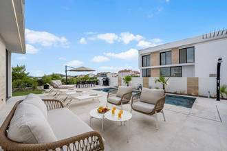 Thumbnail von Moderne Villa mit Swimmingpool und Meerblick