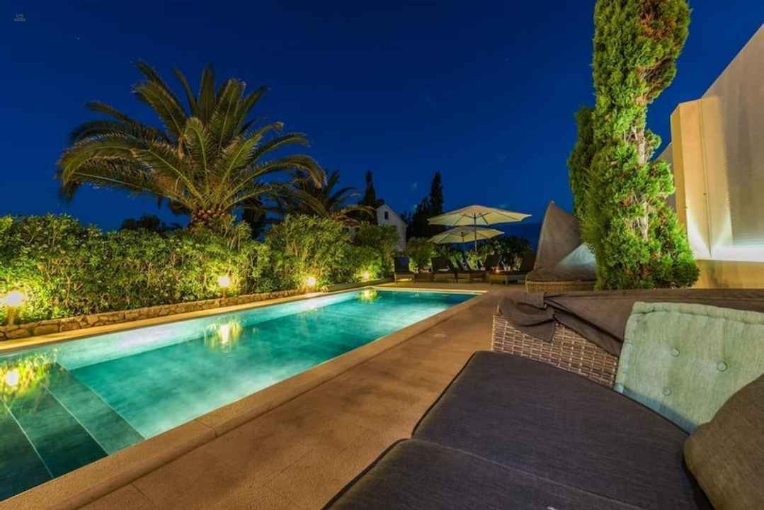 Erdgeschosswohnung mit Pool und Garten