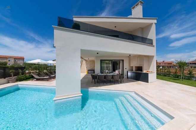 Moderne Villa mit Pool, Dachterrasse und Blick auf das Meer - Region Porec