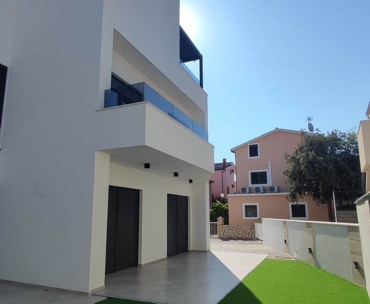 Doppelhaushälfte im modernen Stil nahe dem Meer