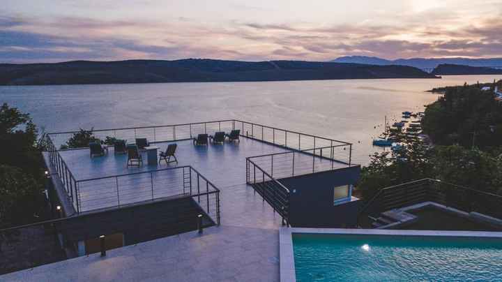 Deniz kıyısına yakın modern villa, Crikvenica bölgesinde çatı terasıyla