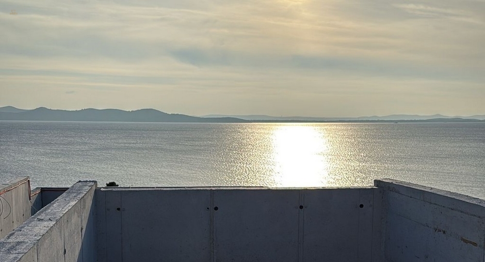 Neues Penthouse mit Swimmingpool auf der Dachterrasse