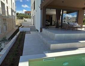 Thumbnail von Luxuriöses Apartment im Erdgeschoss - mit privatem Garten und Pool