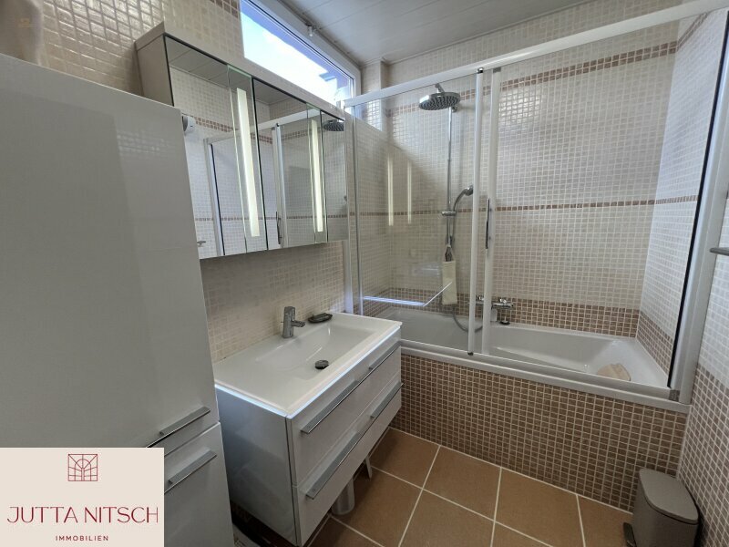 Thumbnail von Gut geschnittenes Reihenhaus im Split-Level mit blühendem Garten - Gumpoldskirchen