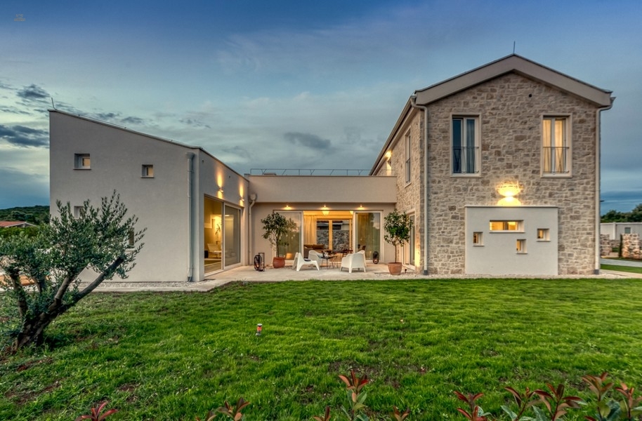 Moderne Villa mit mediterranen Elementen nahe dem Meer