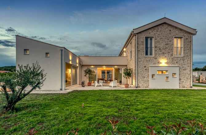 Moderne Villa mit mediterranen Elementen nahe dem Meer