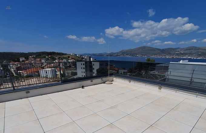 Maisonettewohnung mit Dachterrasse, Meerblick und Community-Pool