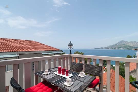 Mediterrane Appartement-Villa in attraktiver Lage bei Omis, Dalmatien