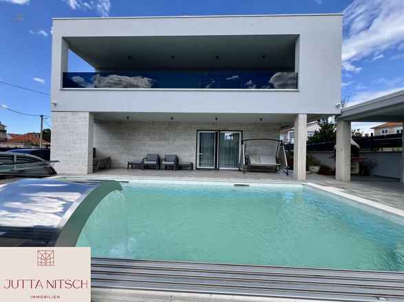 Architekten-Terrassenvilla mit Pool in Strandnähe -  Sukošan bei Zadar