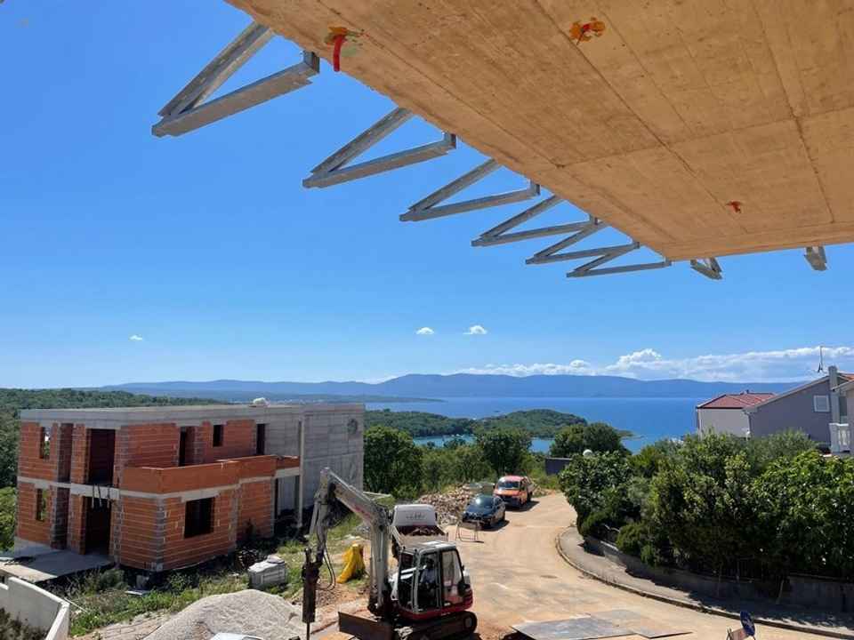 Moderne Maisonettewohnung mit Pool und Blick auf das Meer