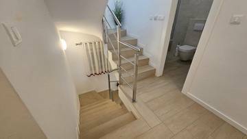 Thumbnail von Dreistöckige Wohnung mit Pool, Garten und Dachterrasse