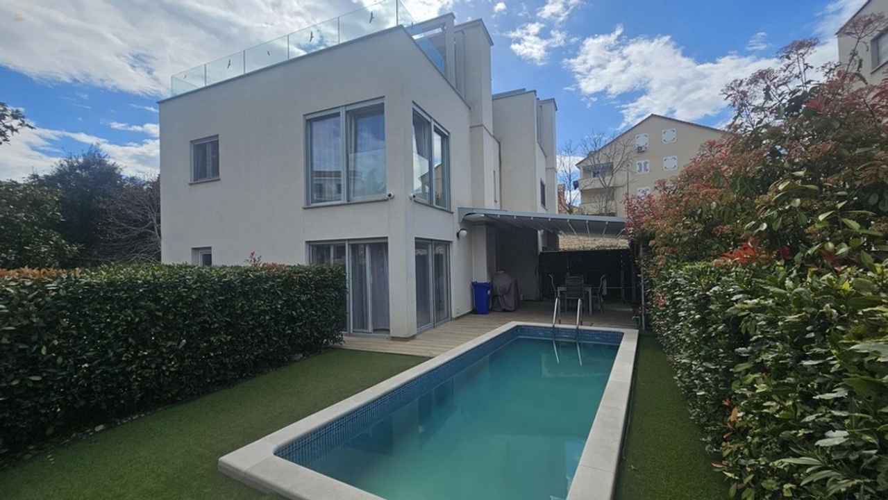 Dreistöckige Wohnung mit Pool, Garten und Dachterrasse
