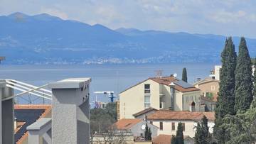 Thumbnail von Dreistöckige Wohnung mit Pool, Garten und Dachterrasse