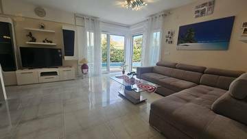 Thumbnail von Dreistöckige Wohnung mit Pool, Garten und Dachterrasse