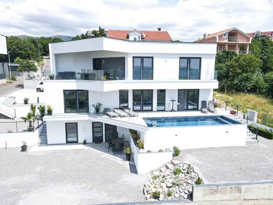 Moderne Villa mit Pool und schönem Meerblick