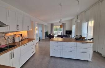 Thumbnail von Modernes Haus mit Pool und Meerblick