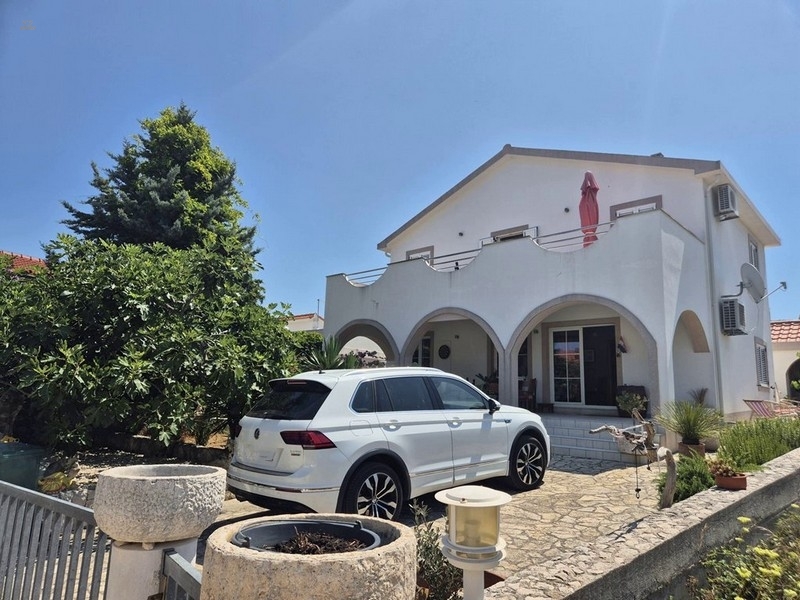 Haus mit zwei Wohnungen nahe dem Meer, Region Rogoznica