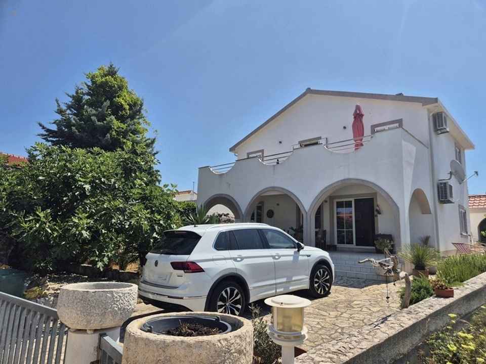 Haus mit zwei Wohnungen nahe dem Meer, Region Rogoznica