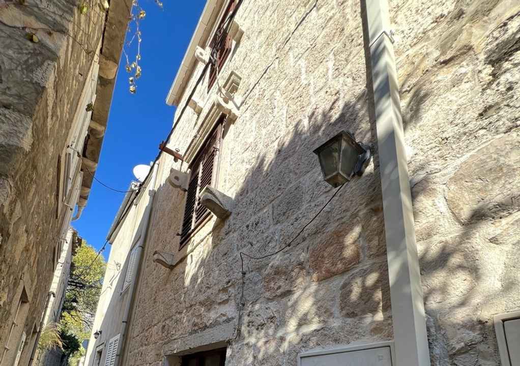 Mediterranes Steinhaus in attraktiver Lage - zur Renovierung