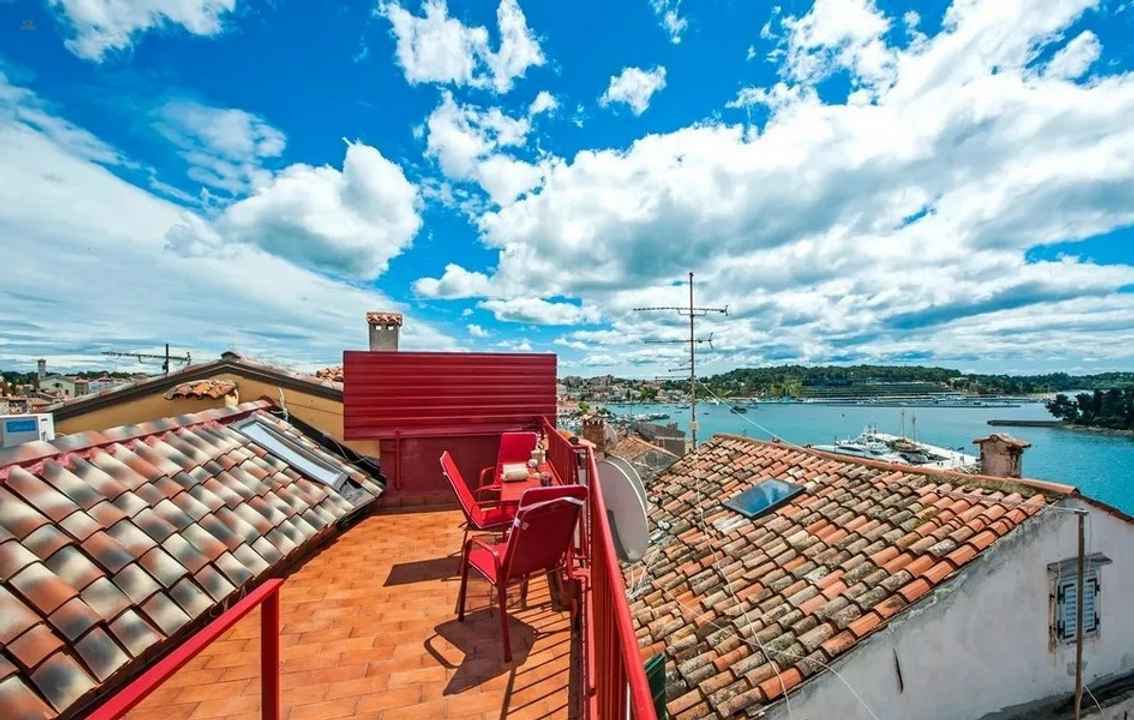 Townhouse with 4 studios and a rooftop terrace with sea view