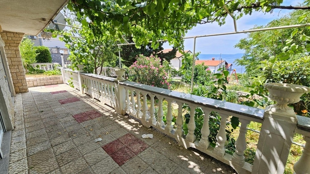 Erdgeschosswohnung mit großer Terrasse nahe dem Meer