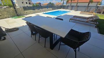 Thumbnail von Moderne Erdgeschosswohnung mit Pool und Garten