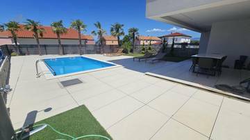 Thumbnail von Moderne Erdgeschosswohnung mit Pool und Garten