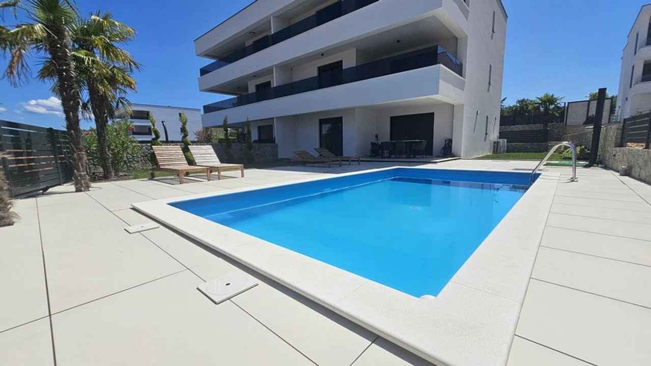 Moderne Erdgeschosswohnung mit Pool und Garten